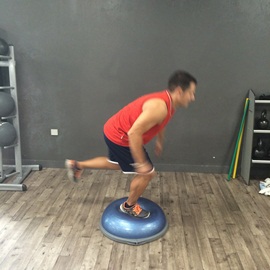 Sentadilla Unipodal Sobre Bosu (Extensores Cadera), paso 8