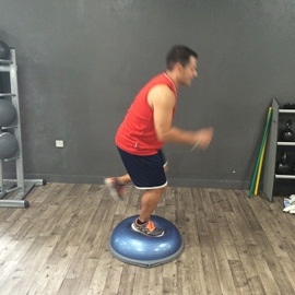 Sentadilla Unipodal Sobre Bosu (Extensores Cadera), paso 9