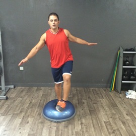 Equilibrio Unipodal Sobre Bosu Con Balanceo Frontal, paso 14
