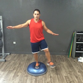 Equilibrio Unipodal Sobre Bosu Con Balanceo Frontal, paso 8